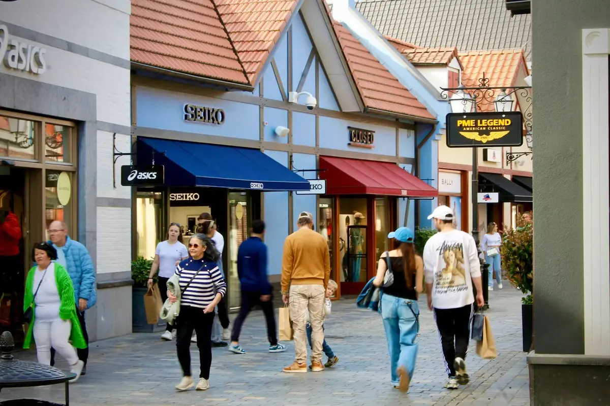 Milan to Serravalle Outlet private transfer